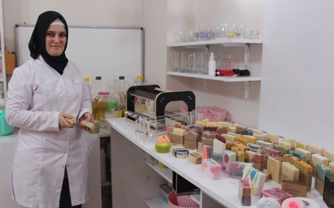 Evinde ürettiği 80 çeşit sabunu dünyaya pazarlıyor